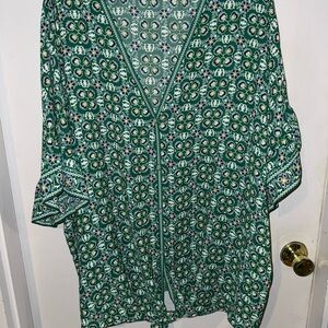 Max Studio Green V-Neck lightweight and flowy  short sleeve Patterned Blouse